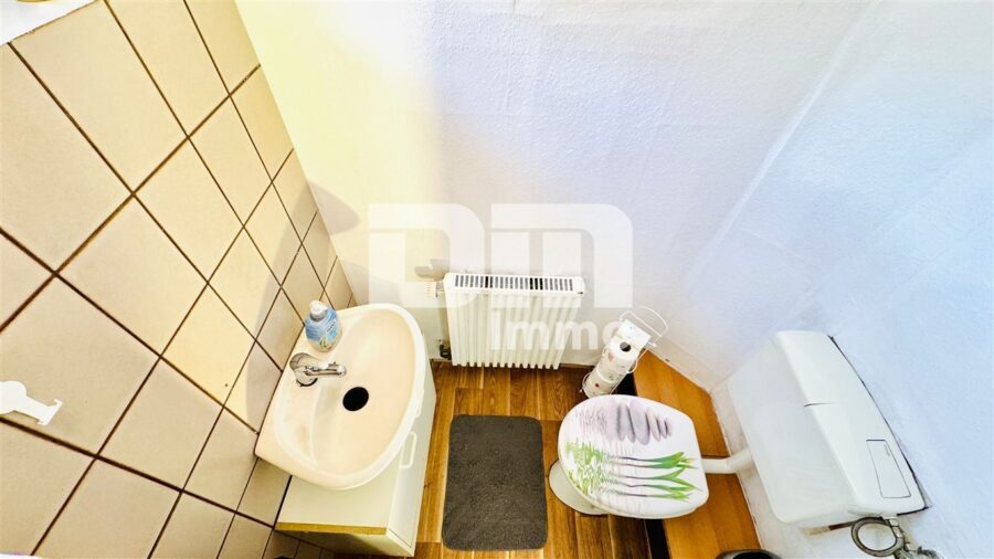 Modernisiertes Zweifamilienhaus BJ mit Gewerbeanteil, Anbau und enormen Platzangebot - OG WE2 WC getrennt